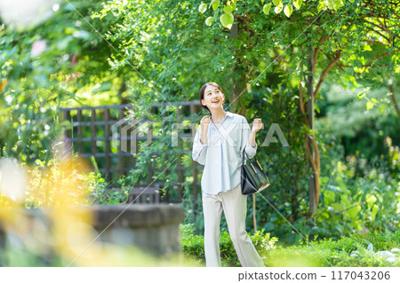 一個女人在公園散步 117043206