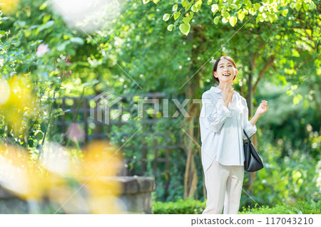 一個女人在公園散步 117043210