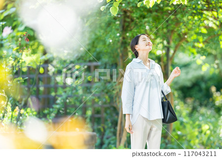 走在新綠色的婦女 117043211