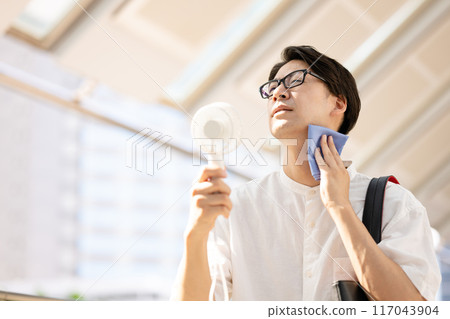 Men sweating Men sweating 117043904