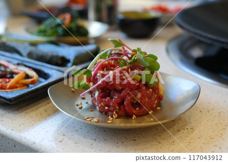 beef tartare with sesame seeds 117043912