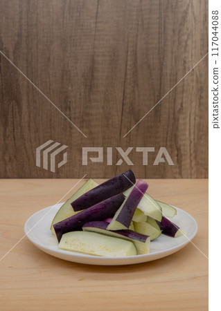 木紋背景和切茄子 117044088