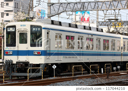 Tobu Noda Line 8000 series train turning around at Kasukabe Station 117044210