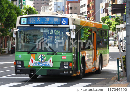 Toei bus (To02: Green Liner) arriving in front of JR Otsuka Station 117044590