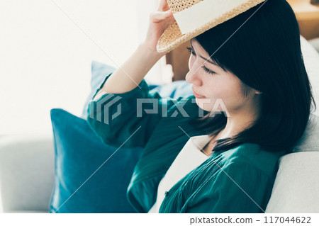 一個戴著草帽的女人 117044622