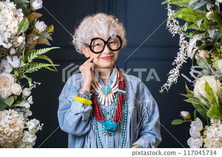 喜歡時尚、自由表達自我的60、70歲白髮老年女性 117045734