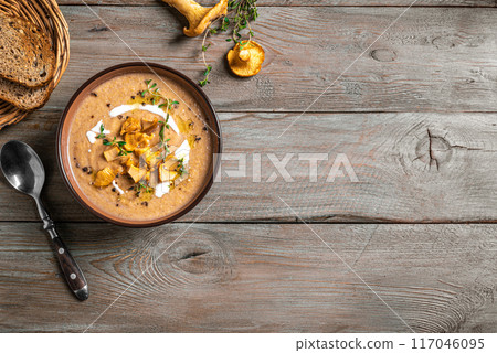 Chanterelle mushroom cream soup 117046095