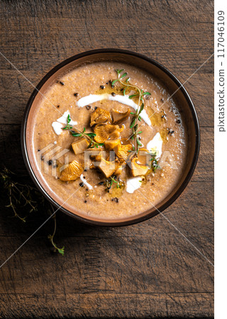 Chanterelle mushroom soup 117046109