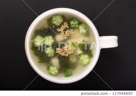 中式湯，配秋葵、海藻和豆腐 117046697