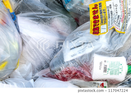 日本橫濱市街景 留下貼有「無法收集」貼紙的垃圾袋=橫濱市的垃圾存放區 117047224
