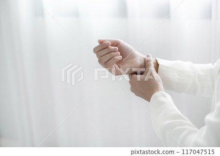 Woman hand with wrist pain numbness and pain in the palm of the hand has pain and tingling in the nerve endings This is a side effect of sitting and working for a long time on a laptop at the office Woman hand with wrist pain numbness and pain in the palm of the hand has pain and tingling in the nerve endings This is a side effect of sitting and working for a long time on a laptop at the office 117047515