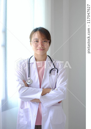 Female doctors hold Headphones doctors Standing in-room hospital ward Health insurance concept Female doctors hold Headphones doctors Standing in-room hospital ward Health insurance concept 117047627