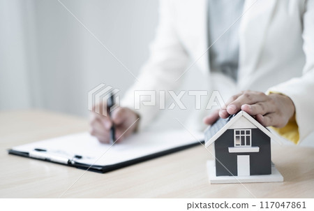 agents working in real estate investment and home insurance signing contracts in accordance with the home buying insurance agreements approving purchases for clients agents working in real estate investment and home insurance signing contracts in accordance with the home buying insurance agreements approving purchases for clients 117047861