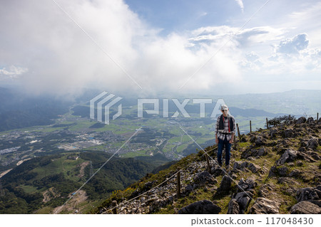A senior man wearing a hat and sunglasses who climbed Mt. Ibuki A senior man wearing a hat and sunglasses who climbed Mt. Ibuki 117048430