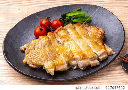 鹹麥芽醃製的烤雞腿 117048512