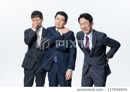 Middle-aged businessman suffering from health problems 117049044