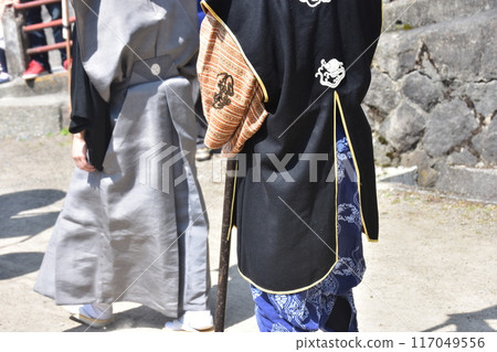 日本岐阜縣高山市的春季高山節,人們穿著和服,穿著足袋和草鞋參加大名遊行。 日本岐阜縣高山市的春季高山節,人們穿著和服,穿著足袋和草鞋參加大名遊行。 117049556