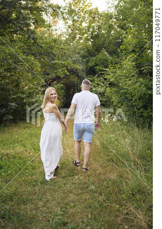 a 30-year-old couple in love in the garden 117049771