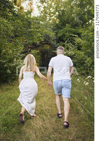 a 30-year-old couple in love in the garden 117049773