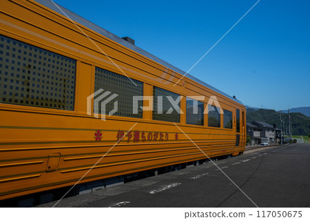 伊與田物語在八幡濱車站等候出發 伊與田物語在八幡濱車站等候出發 117050675