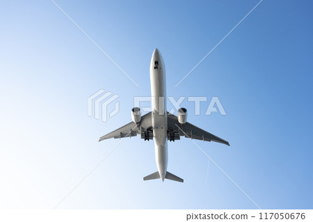 飛機在天空中飛行 飛機在天空中飛行 117050676