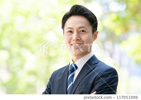 Businessman arms 117051099