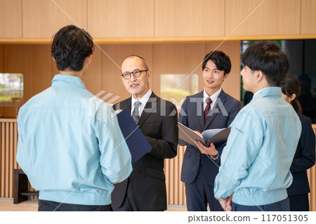 Image of a meeting between construction and general contractors 117051305