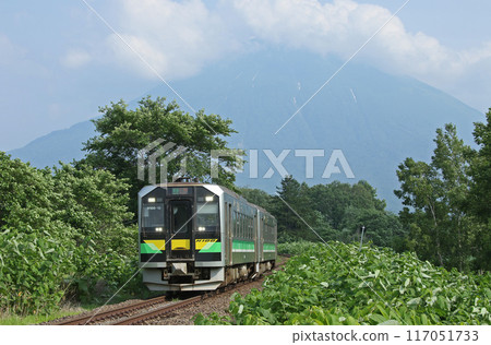以羊蹄山為背景行駛的函館本線普通列車 H100 DECMO 北海道新幹線 並行在線 巴士改建取消 117051733