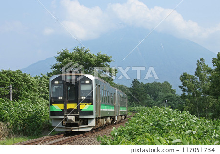 以羊蹄山為背景行駛的函館本線普通列車 H100 DECMO 北海道新幹線 並行在線 巴士改建取消 117051734