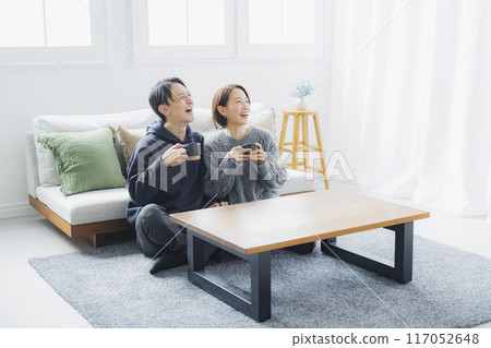 Couple drinking tea 117052648