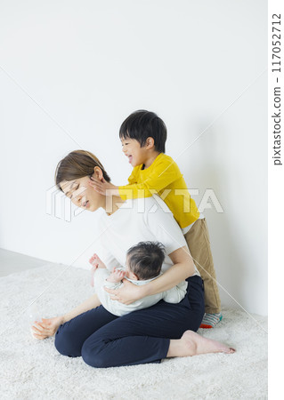 A mother playing with her children 117052712