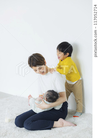 媽媽和孩子們一起玩耍 117052714