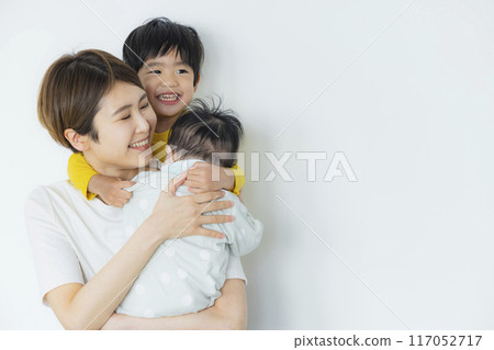 媽媽和孩子們一起玩耍 117052717