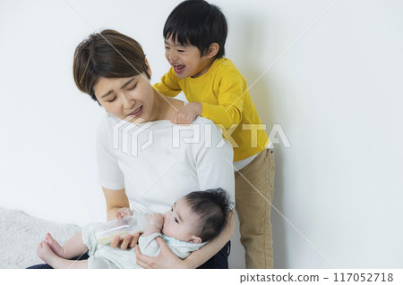 A mother playing with her children 117052718
