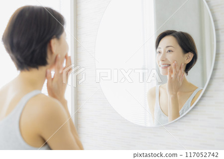 中年婦女在浴室裡照鏡子 117052742
