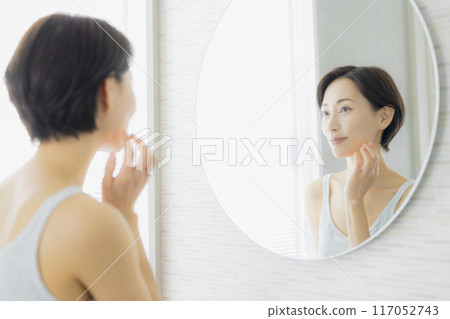 中年婦女在浴室裡照鏡子 117052743