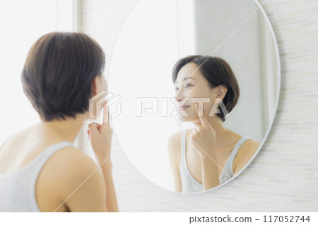 中年婦女在浴室裡照鏡子 中年婦女在浴室裡照鏡子 117052744