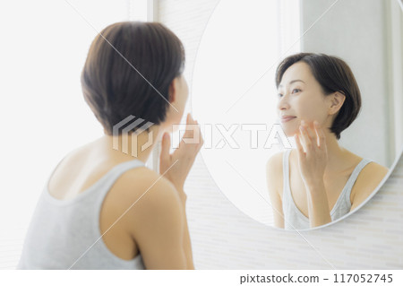 中年婦女在浴室裡照鏡子 中年婦女在浴室裡照鏡子 117052745