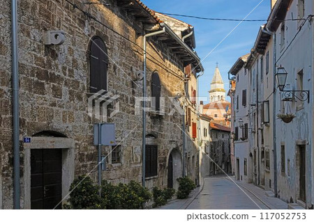 Picture of a typical street scene from the historic Croatian town of Voznjan 117052753