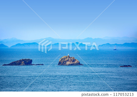 Bungo Channel Mizunoko Lighthouse and the mountain ranges of the Shikoku region 117053213