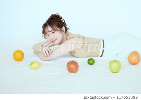 一個被水果包圍的女人的肖像 117053389