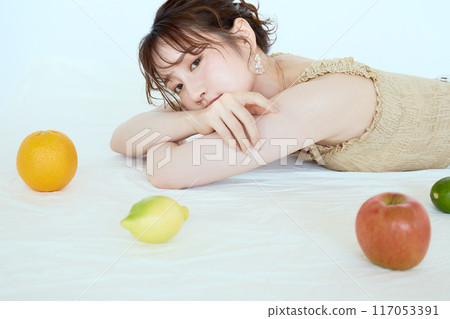 一個被水果包圍的女人的肖像 117053391