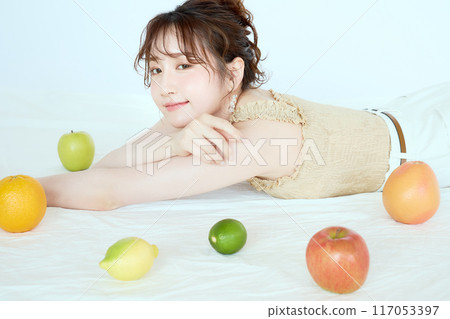 Portrait of a woman surrounded by fruit Portrait of a woman surrounded by fruit 117053397