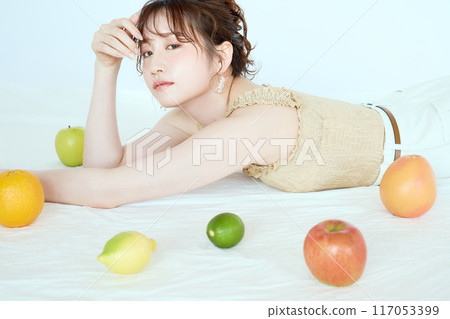 Portrait of a woman surrounded by fruit Portrait of a woman surrounded by fruit 117053399