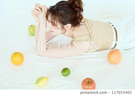 Portrait of a woman surrounded by fruit Portrait of a woman surrounded by fruit 117053405