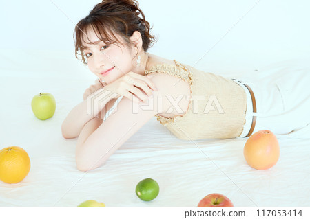 Portrait of a woman surrounded by fruit Portrait of a woman surrounded by fruit 117053414