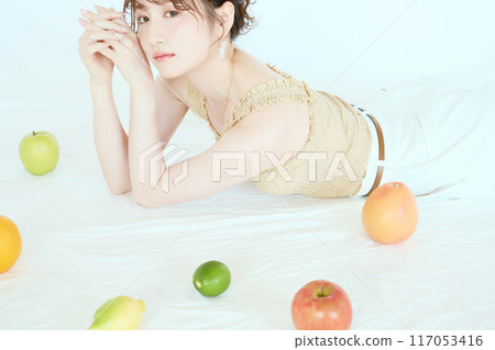 Portrait of a woman surrounded by fruit 117053416