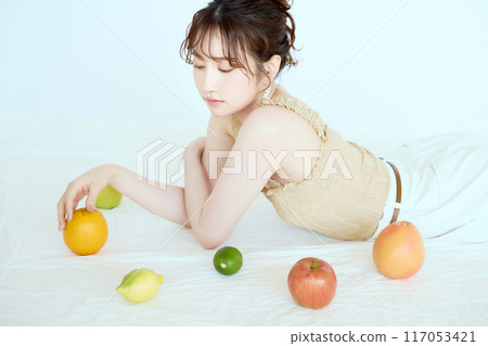 Portrait of a woman surrounded by fruit Portrait of a woman surrounded by fruit 117053421