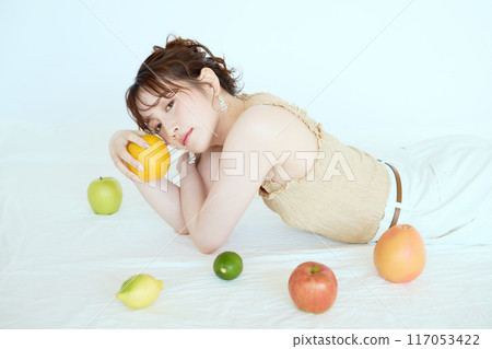 一個被水果包圍的女人的肖像 117053422