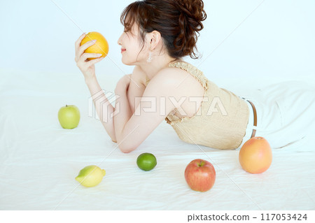 一個被水果包圍的女人的肖像 117053424